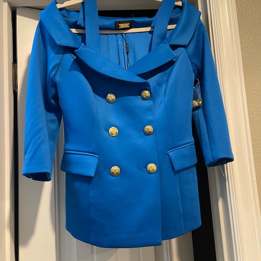 Alexia Admor size 8 blazer style top.